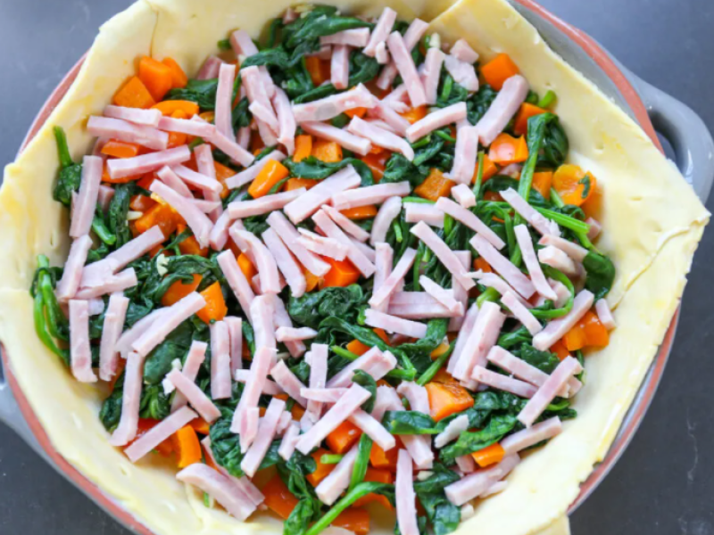 Hartige taart met spinazie en ham