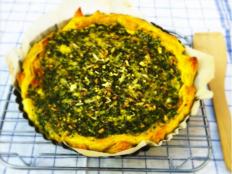 Hartige taart met spinazie, feta en sesam